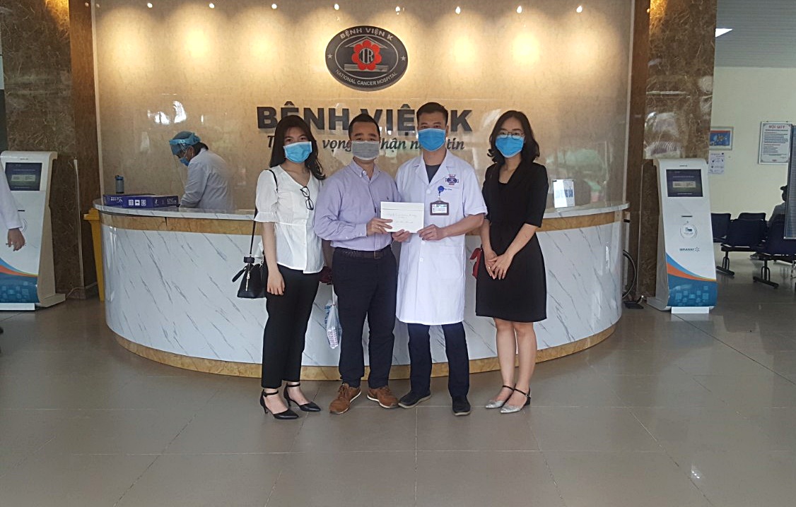 Du học Indec trao tiền gây quỹ ủng hộ bệnh nhi ung thư cho bệnh viện K Tân Triều